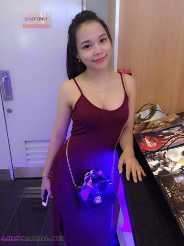 Hübsches Teen und ihre asiatische Freundin lieben Sex zu dritt