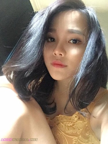 Hübsches Teen und ihre asiatische Freundin lieben Sex zu dritt