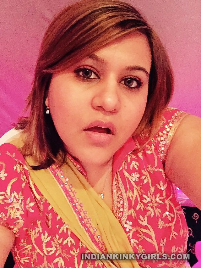 Tharki Anju Aunty Big Boobs Posing Selfies Leaked .jpg