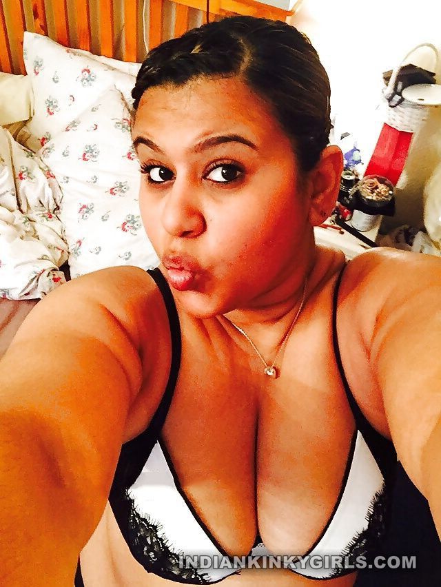 Tharki Anju Aunty Big Boobs Posing Selfies Leaked _001.jpg
