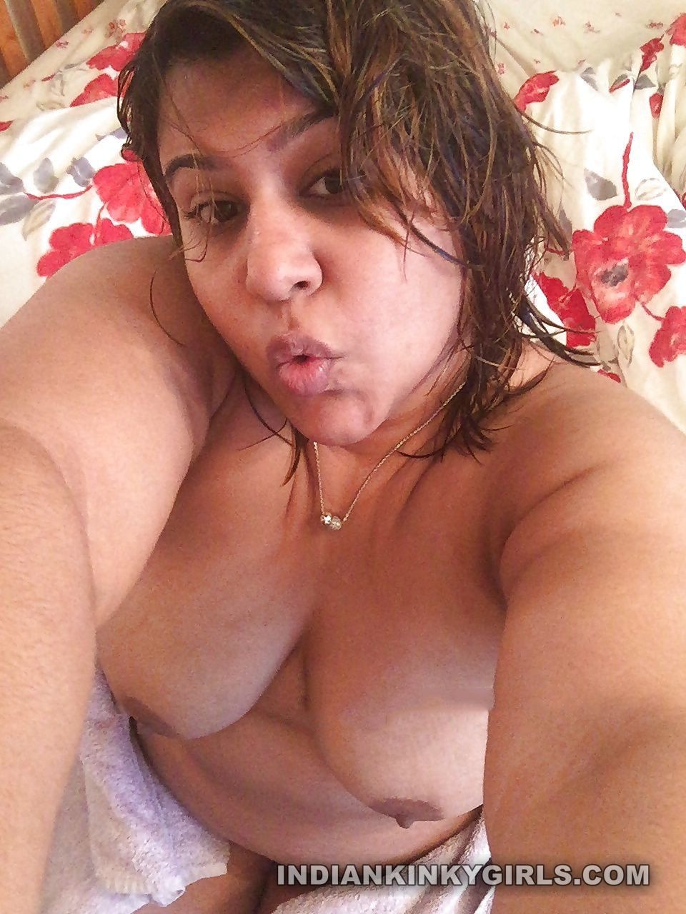 Tharki Anju Aunty Big Boobs Posing Selfies Leaked _006.jpg