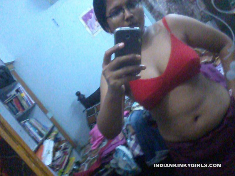 Big Boobs Desi aunty Taking Topless Photos .jpg