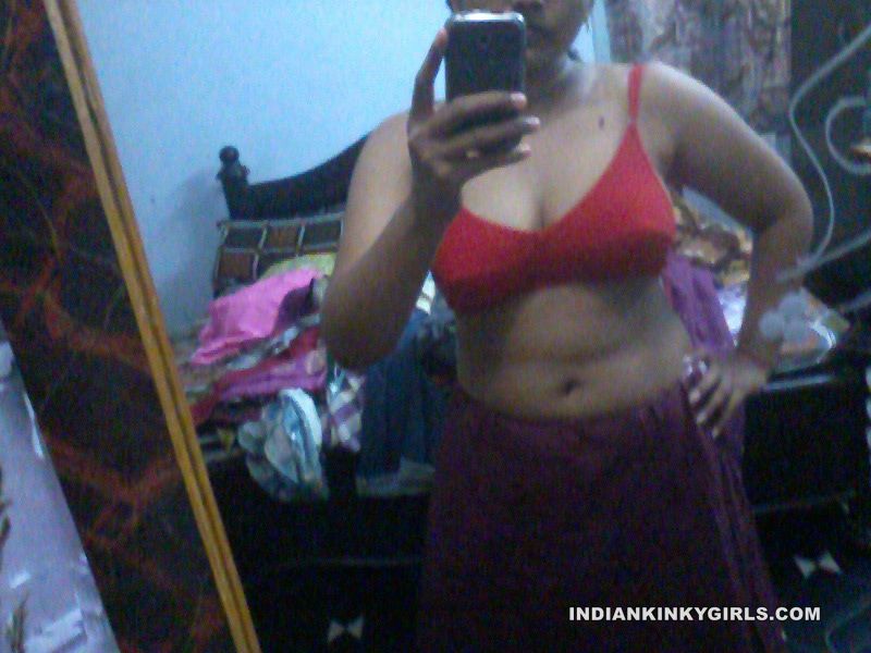 Big Boobs Desi aunty Taking Topless Photos _003.jpg