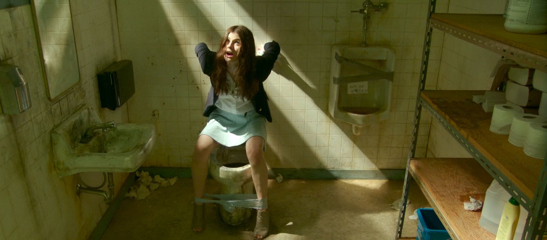 Alexandra Daddario, Kate Upton - The Layover 1080p (12).jpg