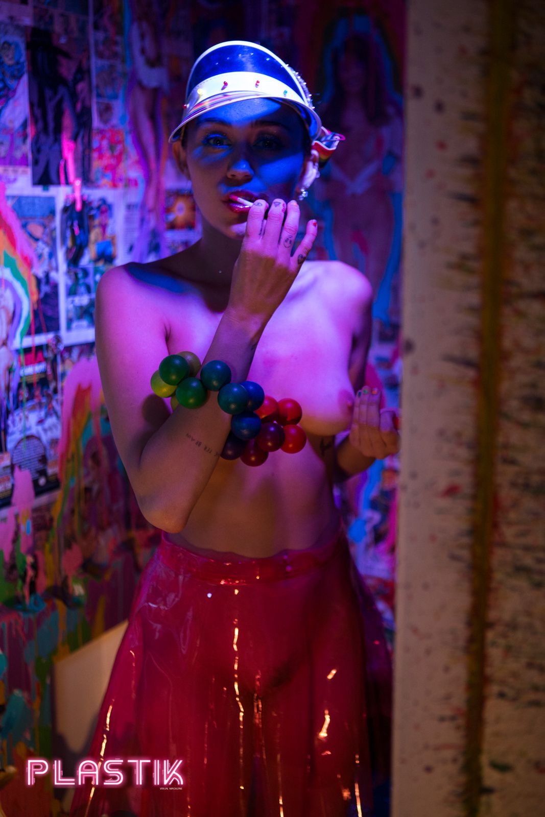 Miley-Cyrus-Plastik-Magazine-8.jpg
