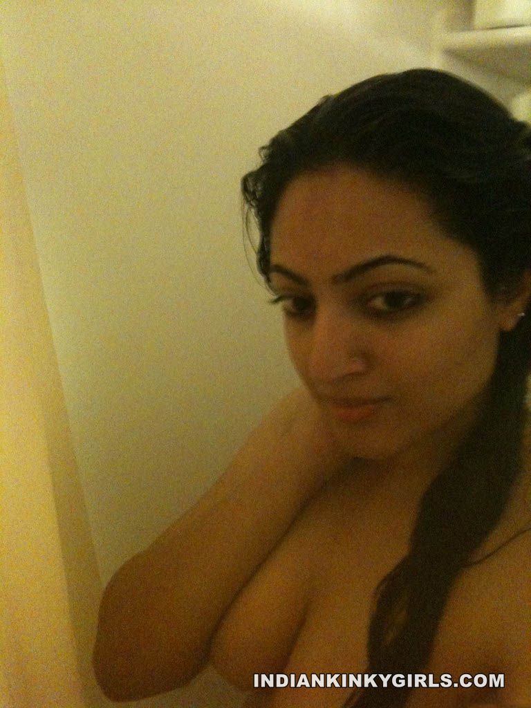 Amazing Indian Hot Girlfriend Nude Showing Glorious Boobs_008.jpg