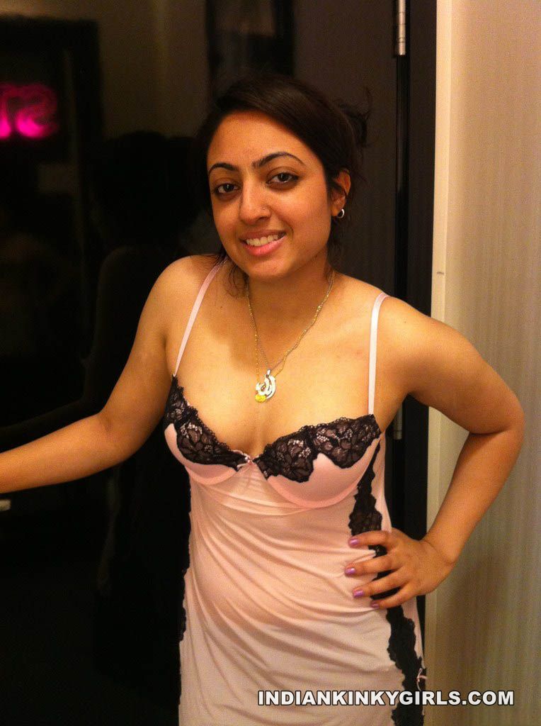 Amazing Indian Hot Girlfriend Nude Showing Glorious Boobs.jpg