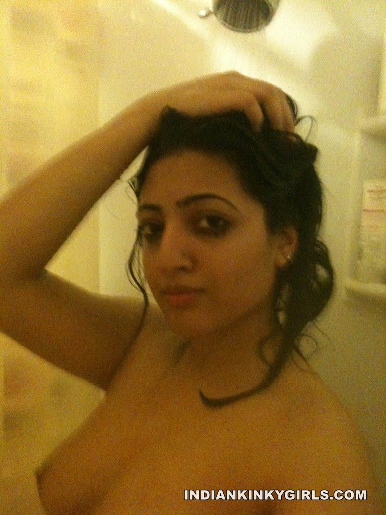 Amazing Indian Hot Girlfriend Nude Showing Glorious Boobs_006.jpg
