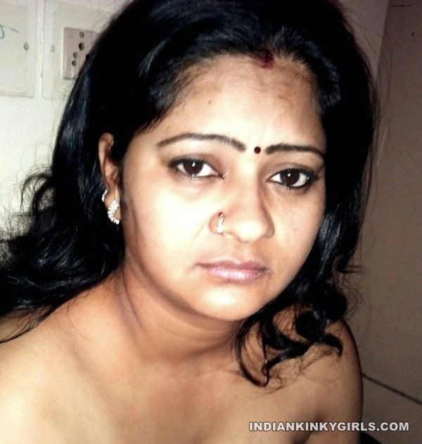 Mature Tamil Aunty Showing Huge Boobs To Lover _001.jpg