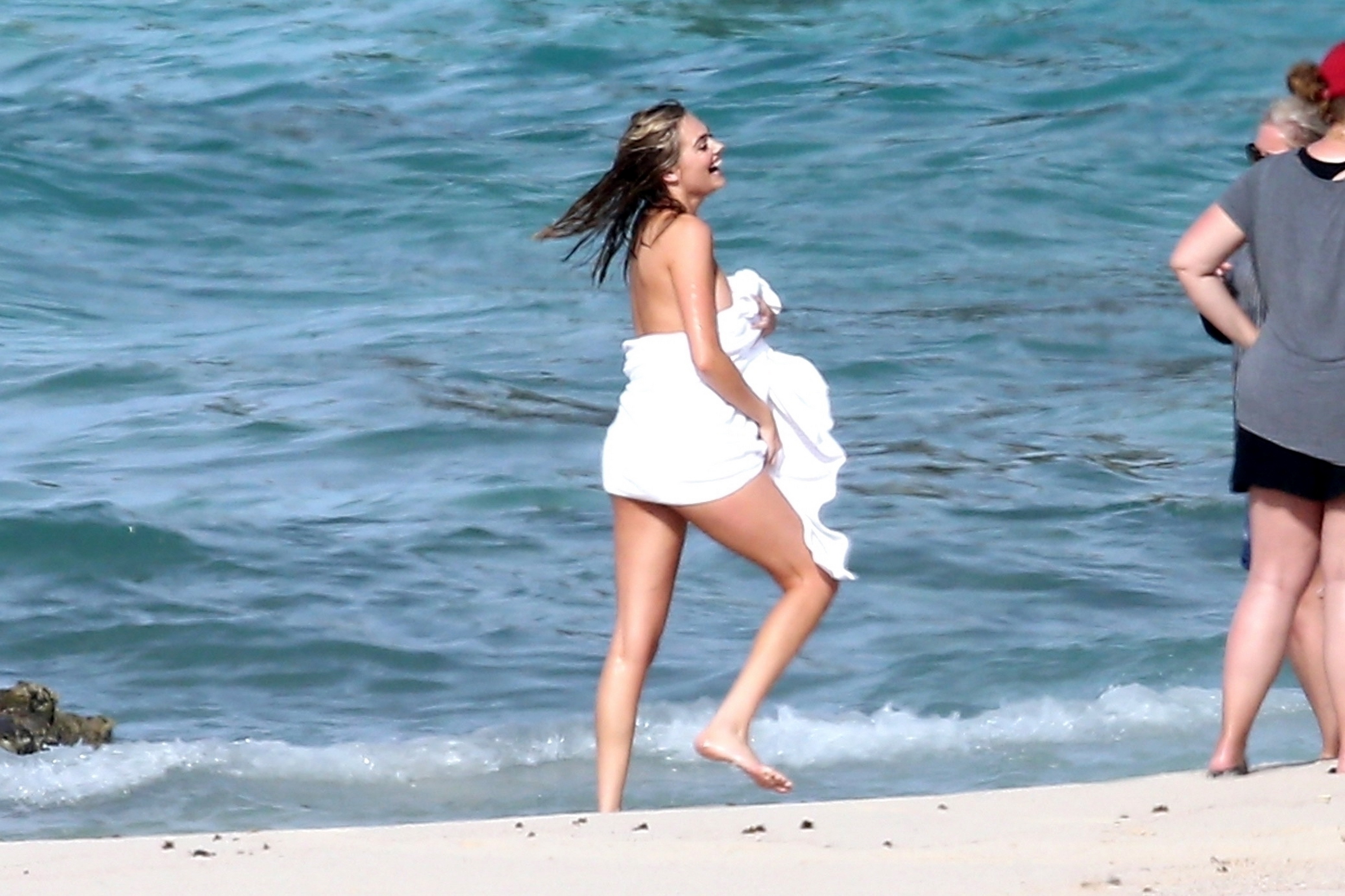 Kate Upton topless tini bikini photoshoot for Sports Illustrated Swimsuit in Aruba 38x MQ photos 35.jpg