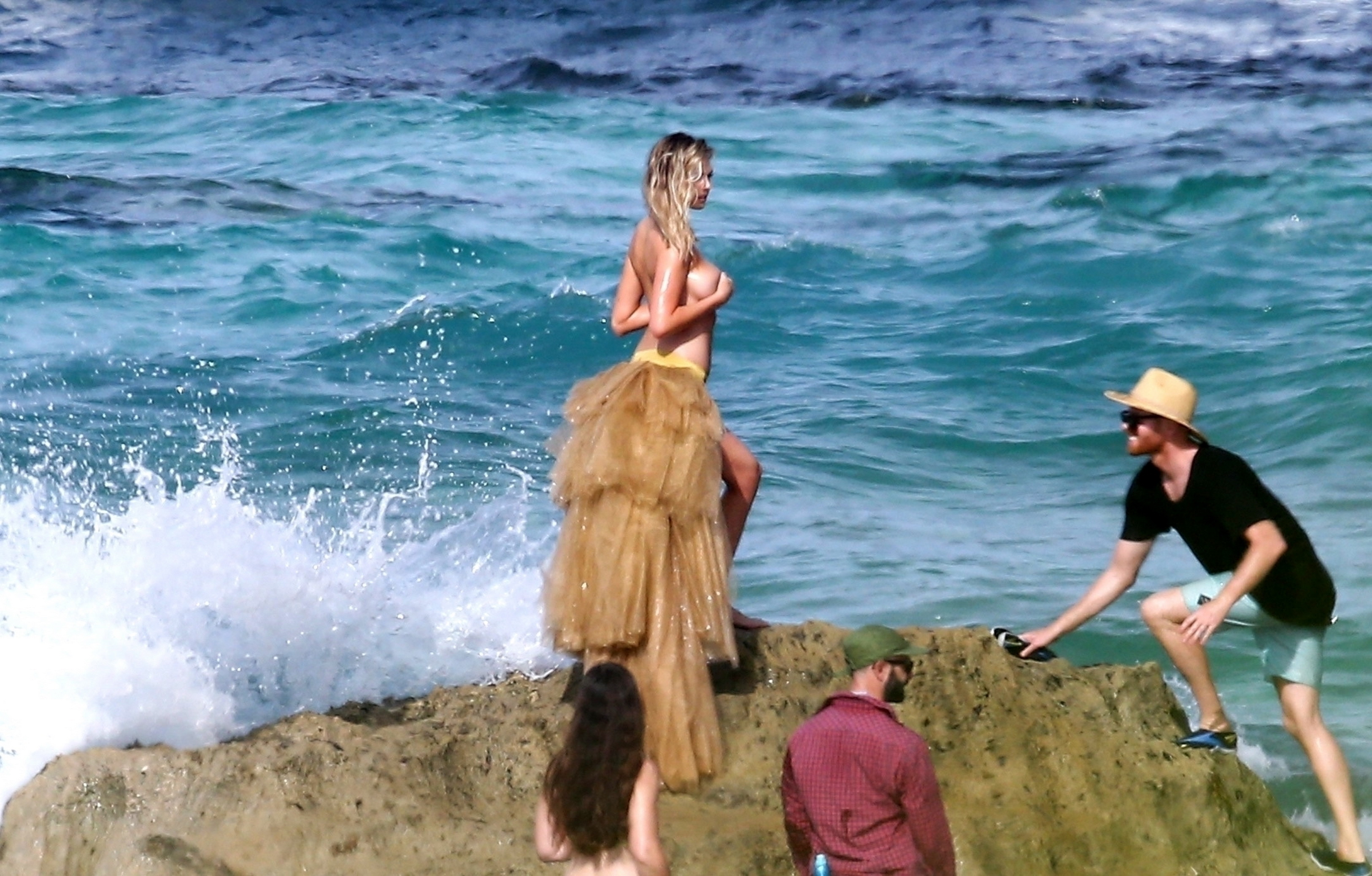 Kate Upton topless tini bikini photoshoot for Sports Illustrated Swimsuit in Aruba 38x MQ photos 30.jpg
