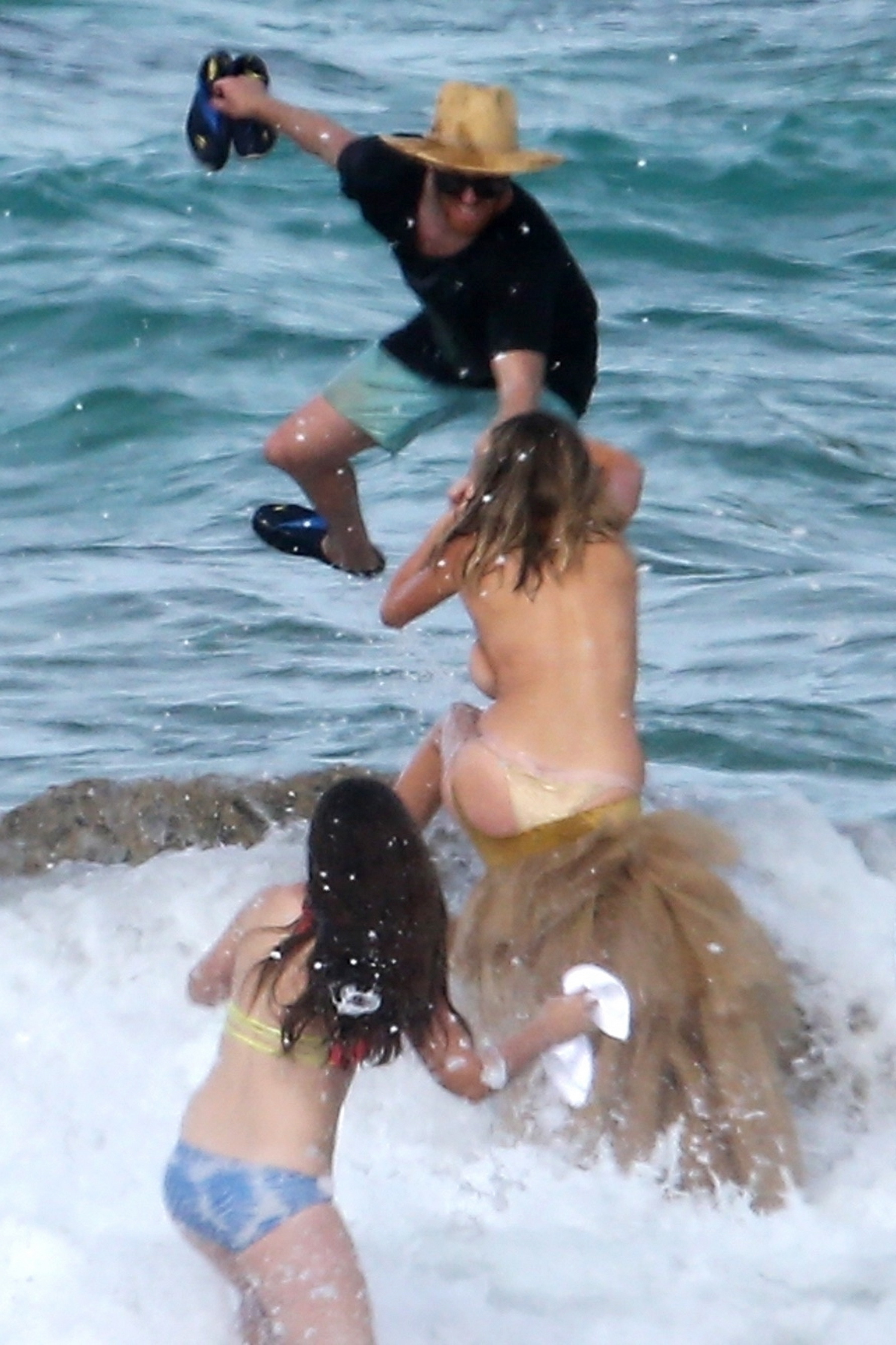 Kate Upton topless tini bikini photoshoot for Sports Illustrated Swimsuit in Aruba 38x MQ photos 17.jpg