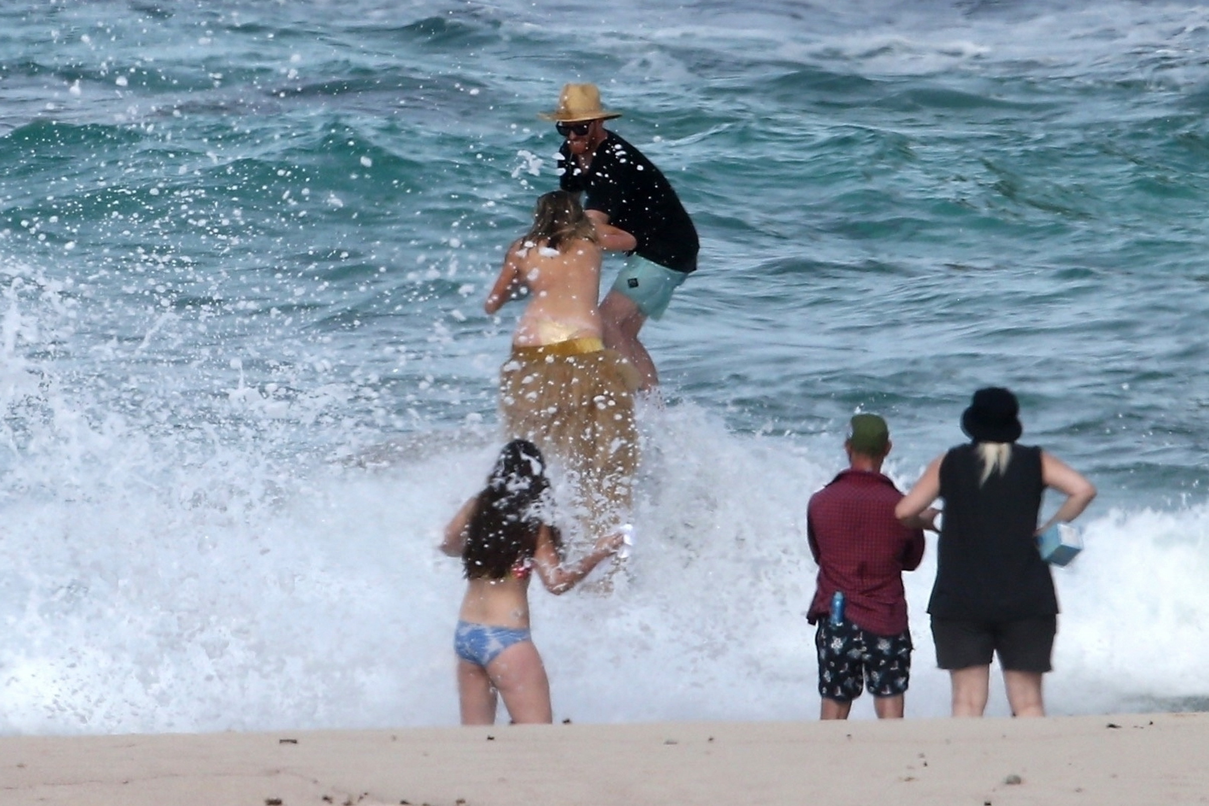 Kate Upton topless tini bikini photoshoot for Sports Illustrated Swimsuit in Aruba 38x MQ photos 34.jpg