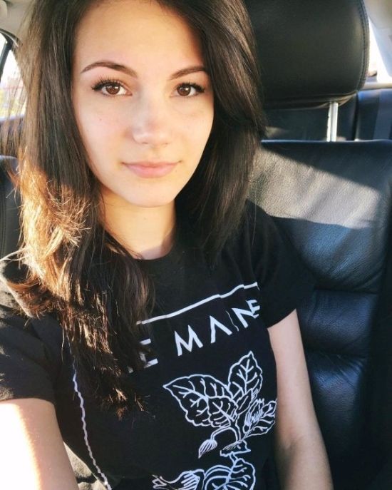 cute_girls_taking_car_selfies_29.jpg