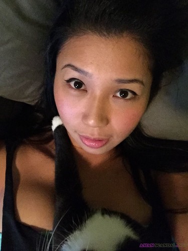 Femme de chambre asiatique en chaleur avec des seins naturels parfaits a de multiples orgasmes