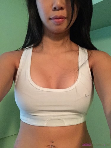 Femme de chambre asiatique en chaleur avec des seins naturels parfaits a de multiples orgasmes