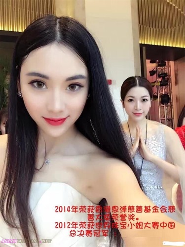 Красивые азиатские девушки застукали обнаженными в рекламе раздевалки 9