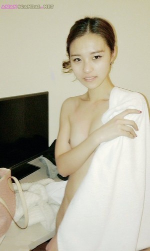 Young chinese nude model having creampie by photographer