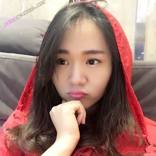 Chica asiática mostrando su coño mojado goteando