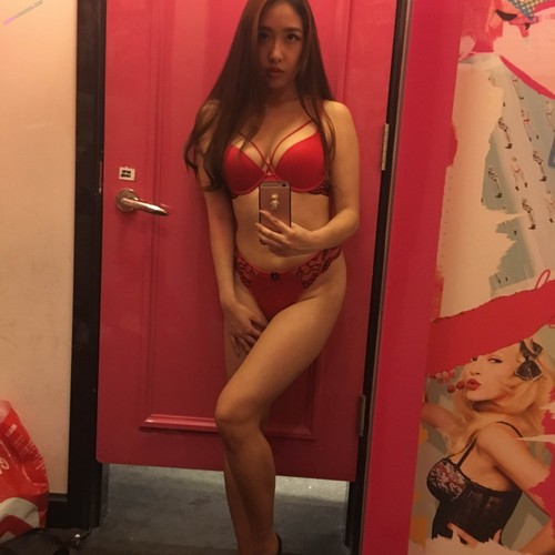 La fille sino-canadienne Chan Ann Jessica montre des seins