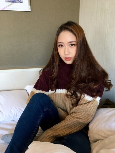 La fille sino-canadienne Chan Ann Jessica montre des seins