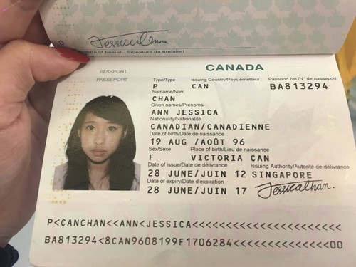 중국계 캐나다인 소녀 Chan Ann Jessica가 가슴을 보여줍니다.