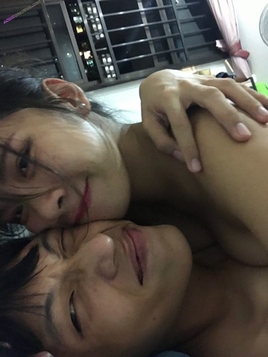 Das hübsche vietnamesische Mädchen Le Duy Nguyen Linh wird von einem Mann aus Singapur gefickt