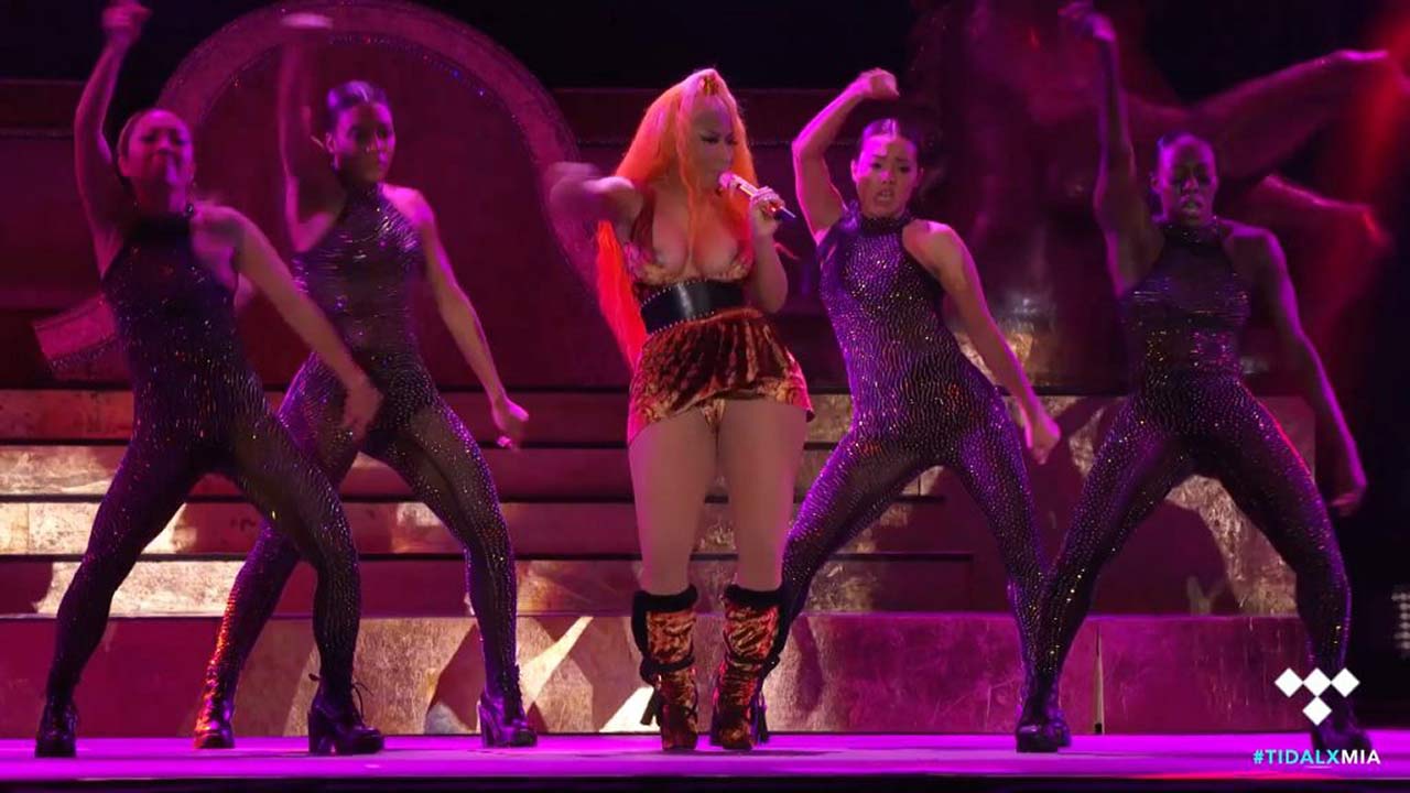 17-Nicki-Minaj-Tits-Slip-Boobs-Oops.jpg