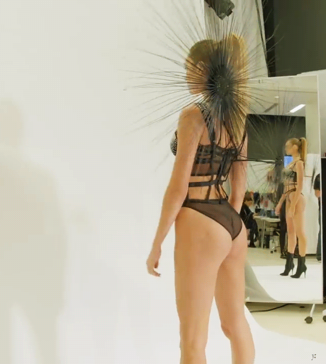 Candice Swanepoel sexy lingerie on 2018 Victoria’s Secret Fashion Show in NYC BTS (2).gif