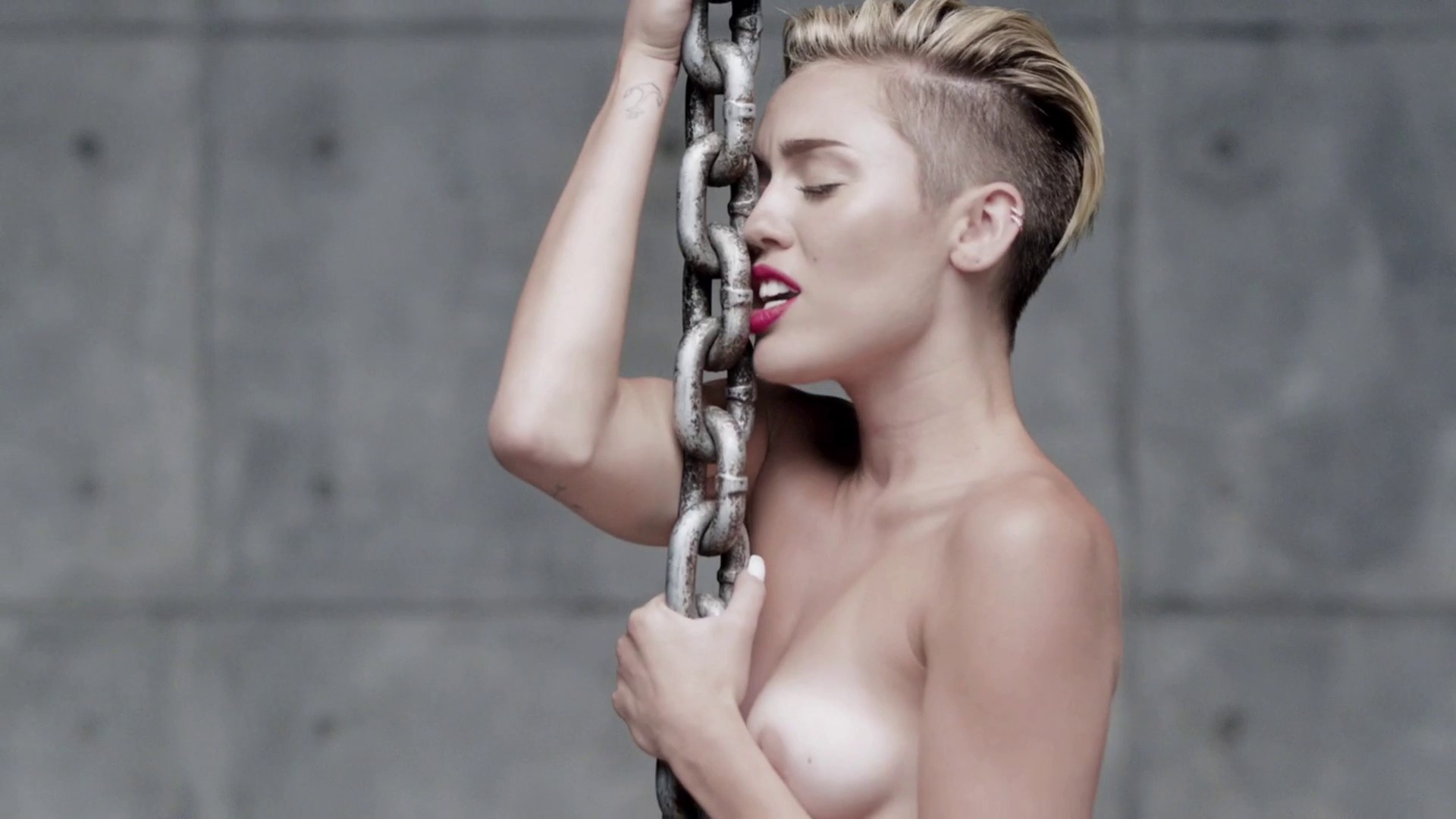 Miley Cyrus - Wrecking Ball explicit uncensored video 1080p2792.jpg