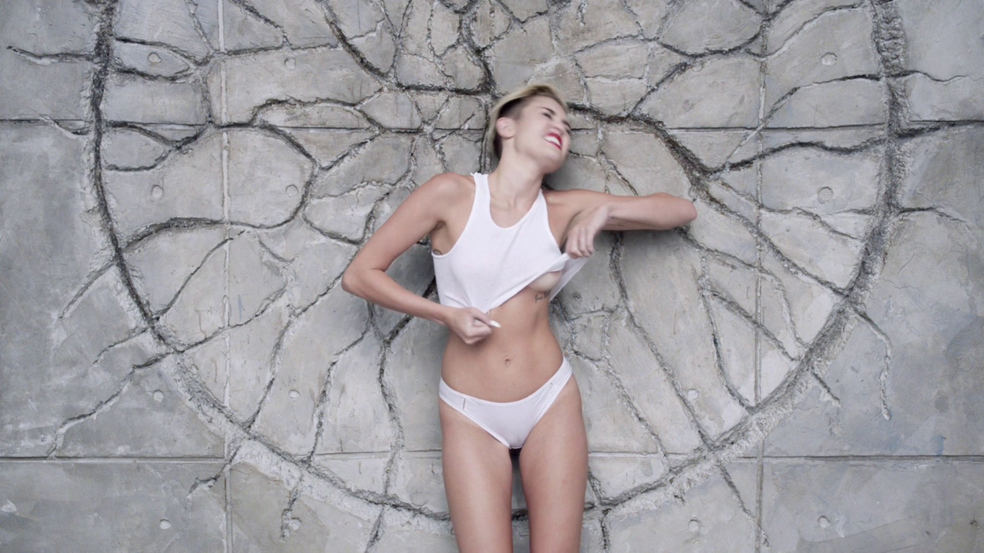 Miley Cyrus - Wrecking Ball explicit uncensored video 1080p4313.jpg