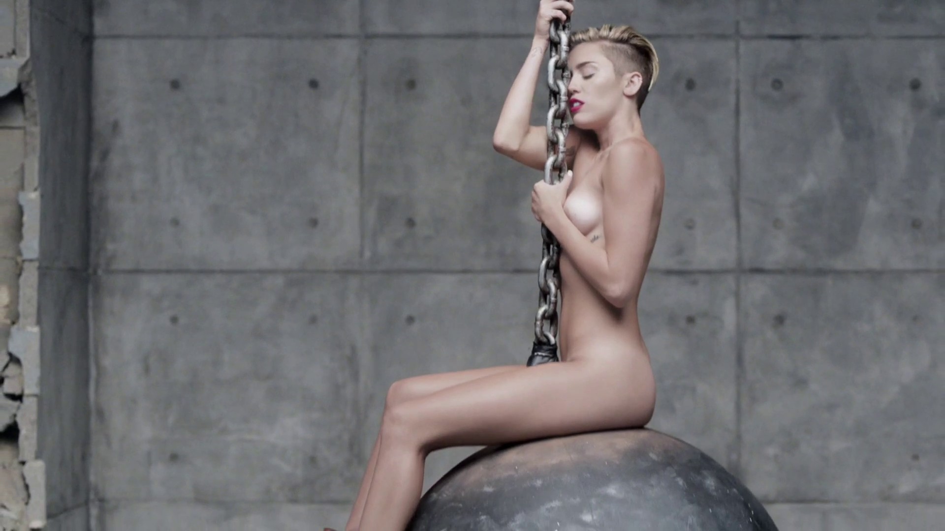 Miley Cyrus - Wrecking Ball explicit uncensored video 1080p2913.jpg