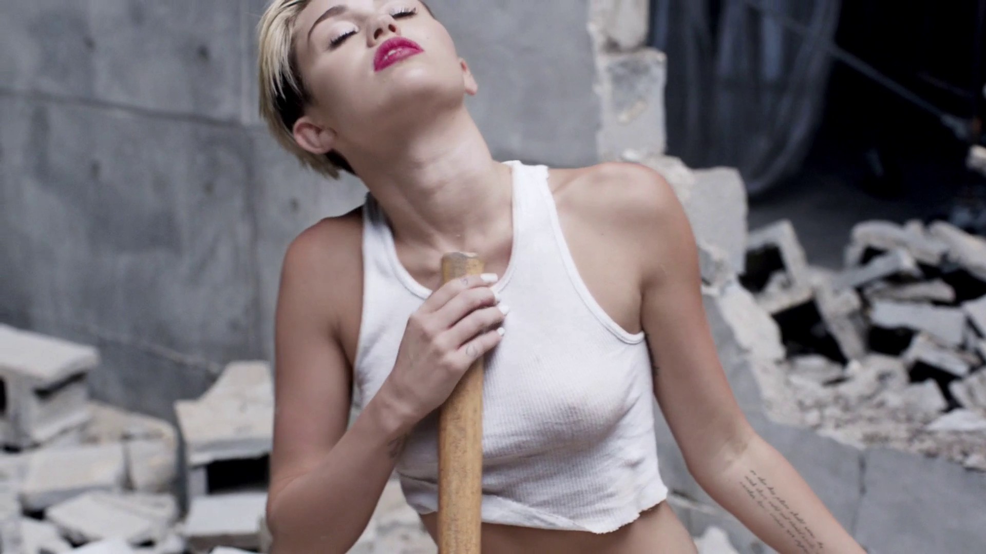Miley Cyrus - Wrecking Ball explicit uncensored video 1080p2308.jpg
