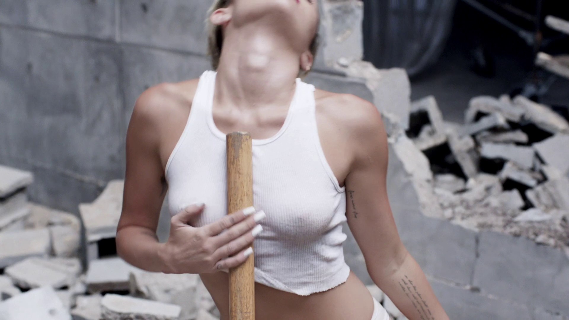 Miley Cyrus - Wrecking Ball explicit uncensored video 1080p2292.jpg