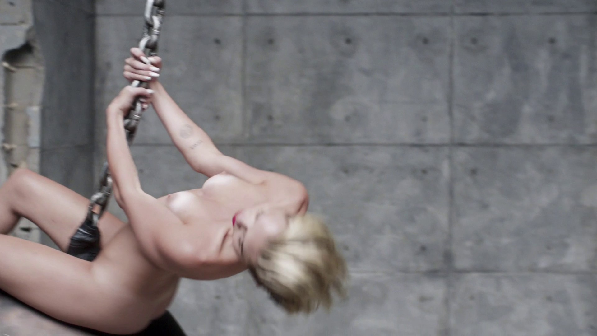 Miley Cyrus - Wrecking Ball explicit uncensored video 1080p2711.jpg
