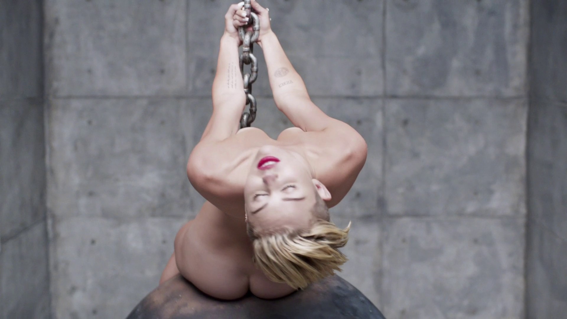 Miley Cyrus - Wrecking Ball explicit uncensored video 1080p1868.jpg