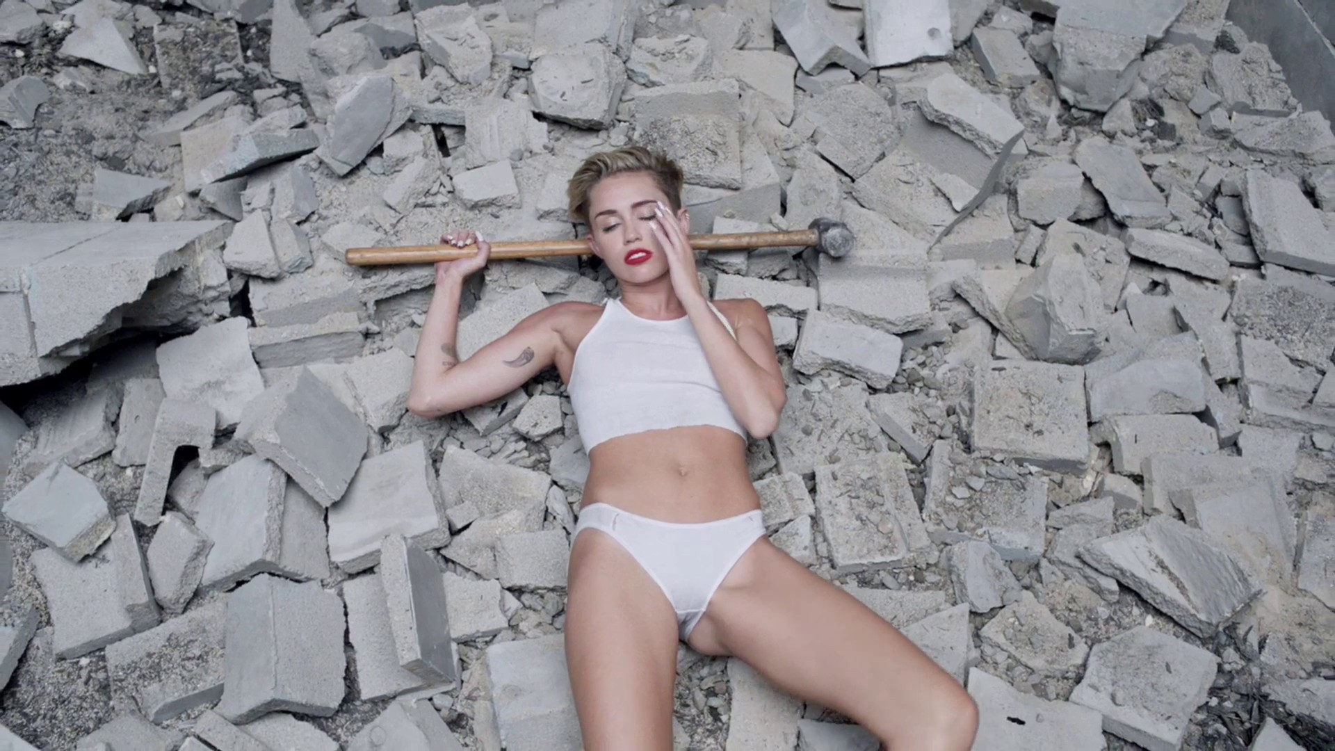 Miley Cyrus - Wrecking Ball explicit uncensored video 1080p2640.jpg