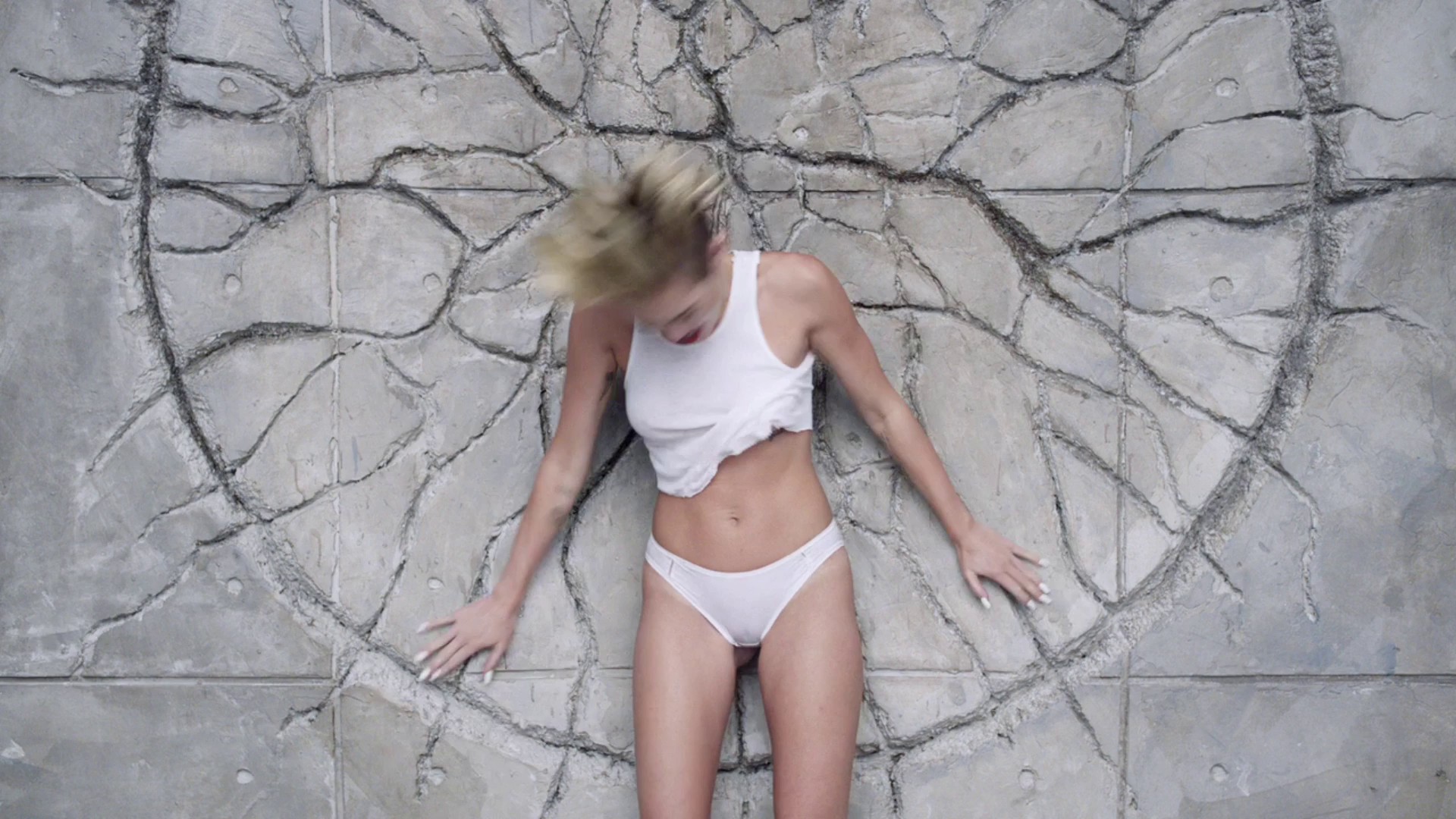 Miley Cyrus - Wrecking Ball explicit uncensored video 1080p4328.jpg