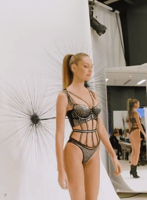 Candice Swanepoel sexy lingerie on 2018 Victoria’s Secret Fashion Show in NYC BTS (3).gif