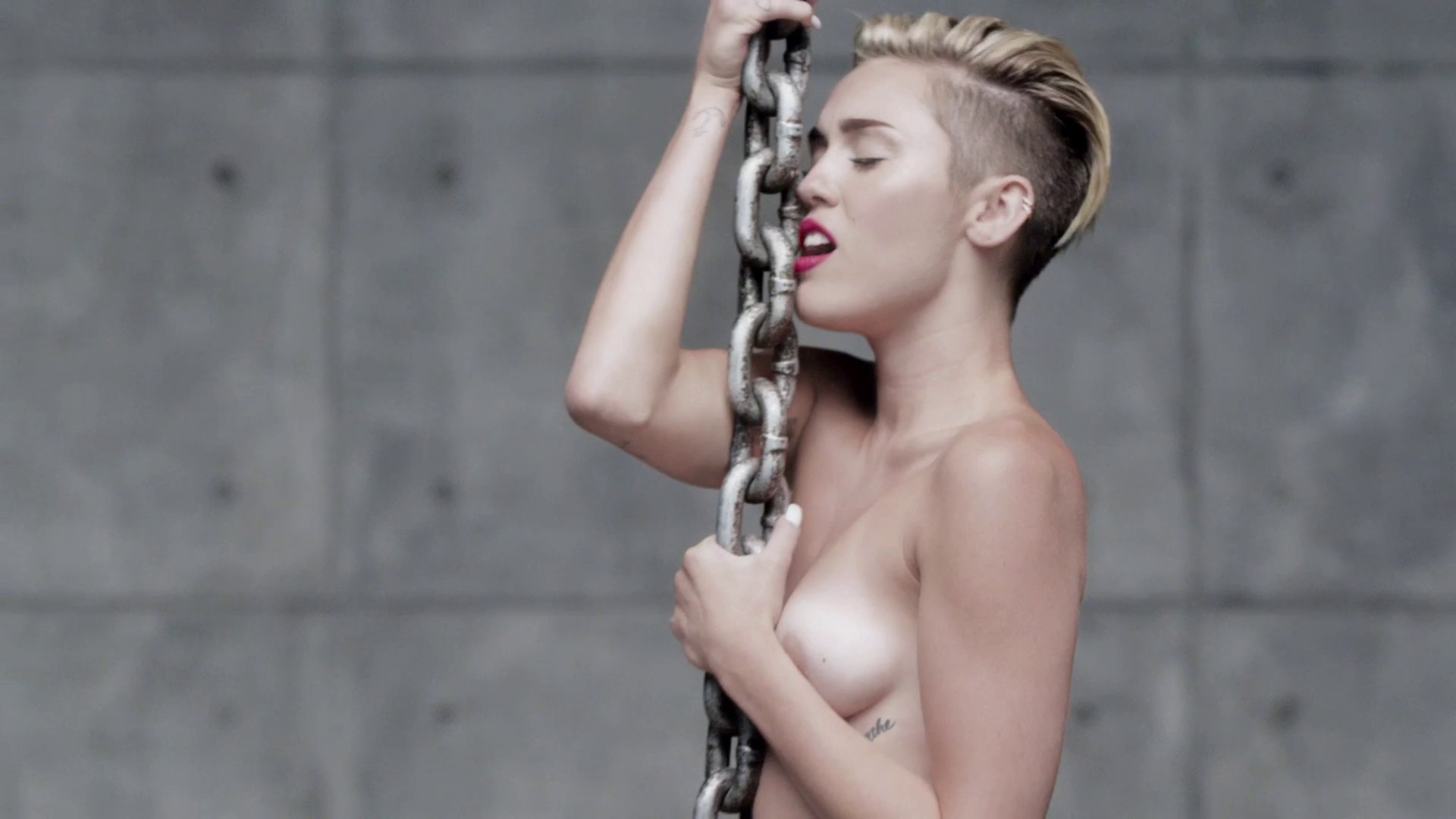 Miley Cyrus - Wrecking Ball explicit uncensored video 1080p2813.jpg