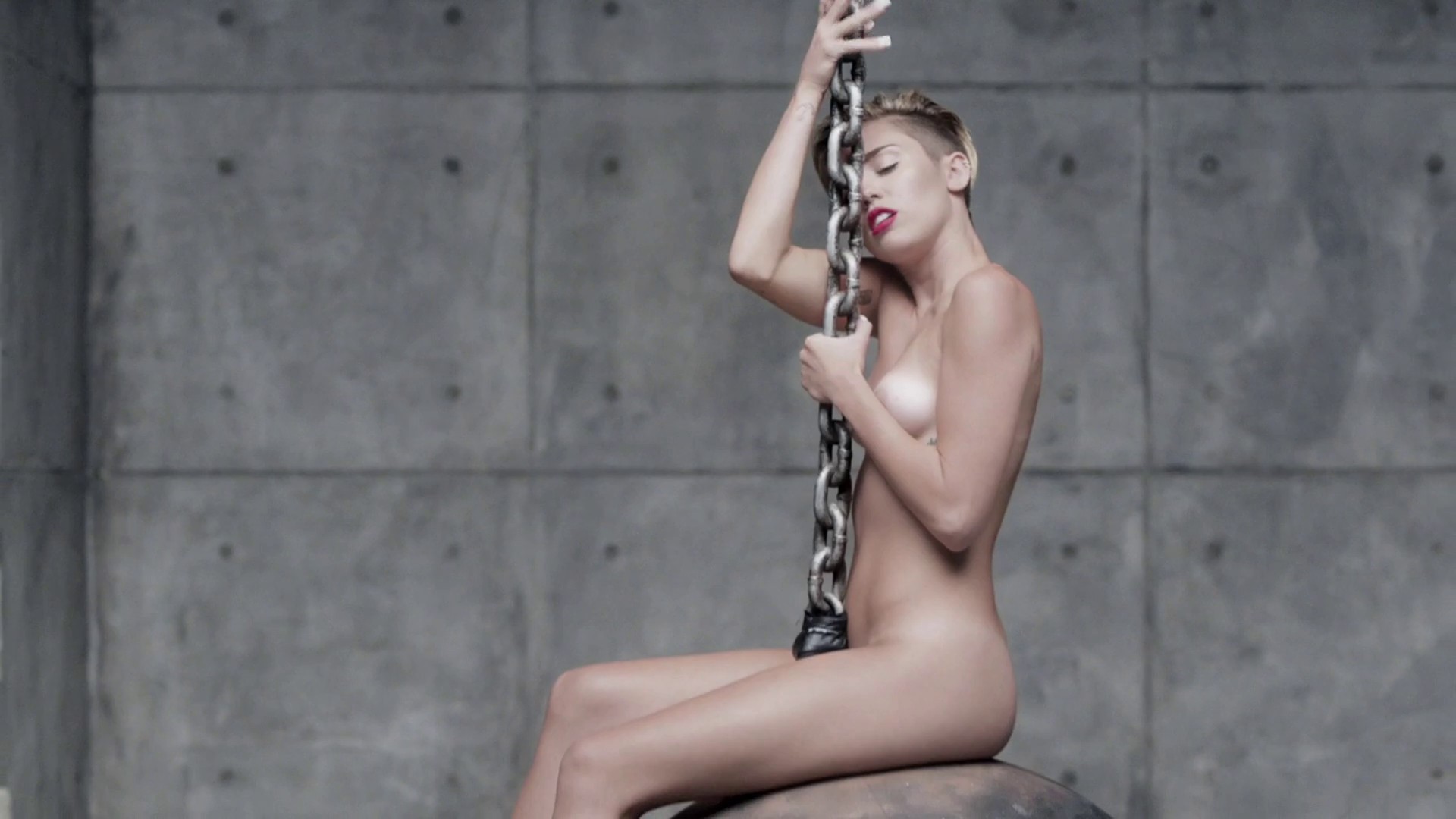 Miley Cyrus - Wrecking Ball explicit uncensored video 1080p2895.jpg