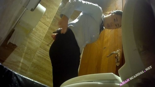직장에서 화장실에 소변을 보는 중국 직원