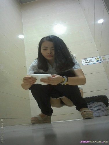 Chinese young girls pee in the toilet