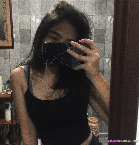 Singaporean Teen Michelle (jjrmic) shows her nice pussy