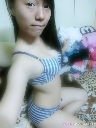 Taiwanese Teen Yu Baoer Shows Tits At The Bathroom