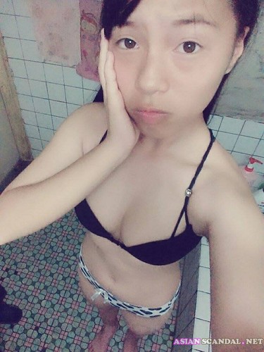 Taiwanese Teen Yu Baoer Shows Tits At The Bathroom