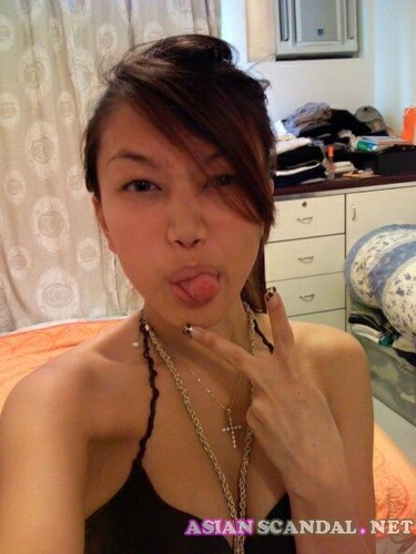 Singaporean Teen Anita Teo Shows Tits &amp; Pussy