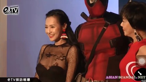 대만 여배우 Wang Si Jia가 영화 Deadpool 홍보 중 실수로 젖꼭지를 노출했습니다.
