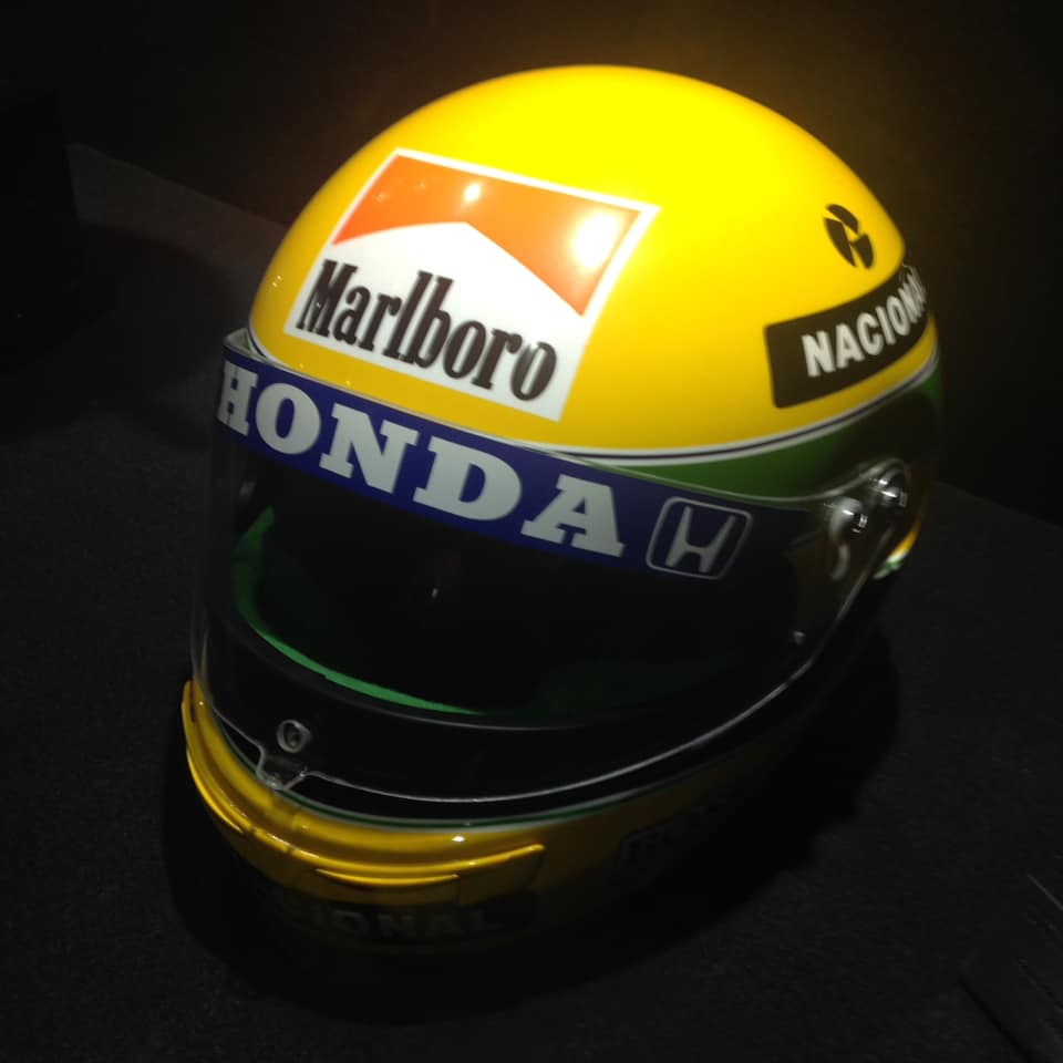 Senna capacete anos 90.jpg