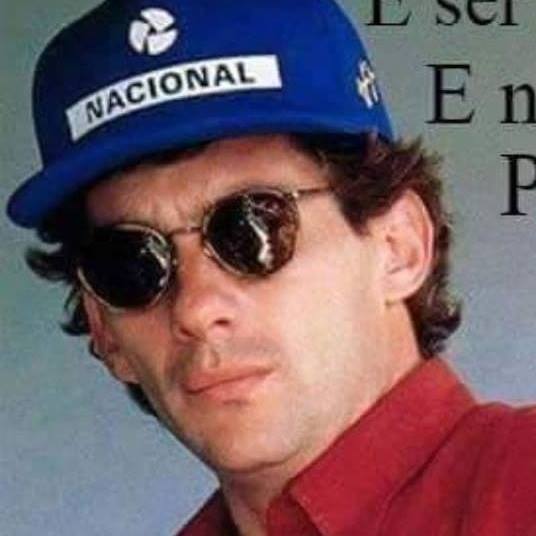 Senna de óculos escuros.jpg